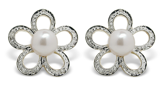 Daisy a Jpanese Akoya Cultured Pearl Earring