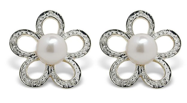 Daisy a Jpanese Akoya Cultured Pearl Earring