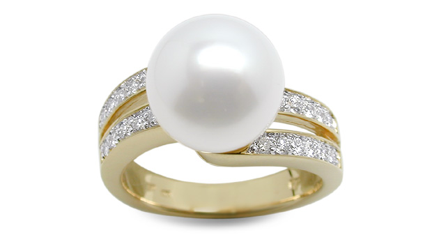 Doda a White South Sea Cultured Pearl Ring