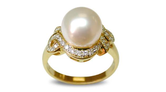 Venus a White South Sea Cultured Pearl Ring
