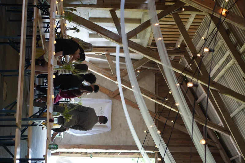 Bryllupsceremoni i laden på Agerup Gods set oppefra med tyl og lyskæder