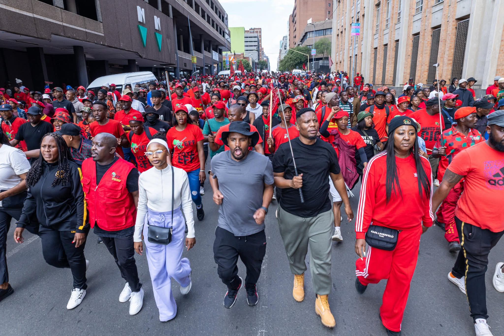 Apoiantes de Malema mobilizam-se em Joanesburgo e intensificam pressão política após condenação