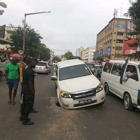 Buraco em cruzamento central de Maputo levanta alerta para segurança rodoviária