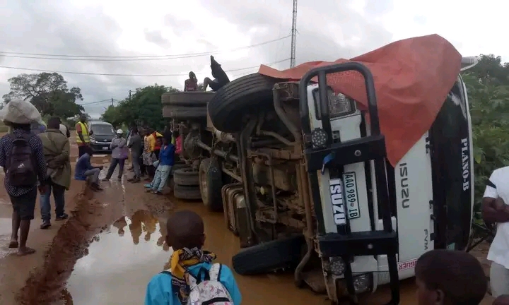 Camião capota em Nampula e expõe degradação crítica da estrada da Barragem