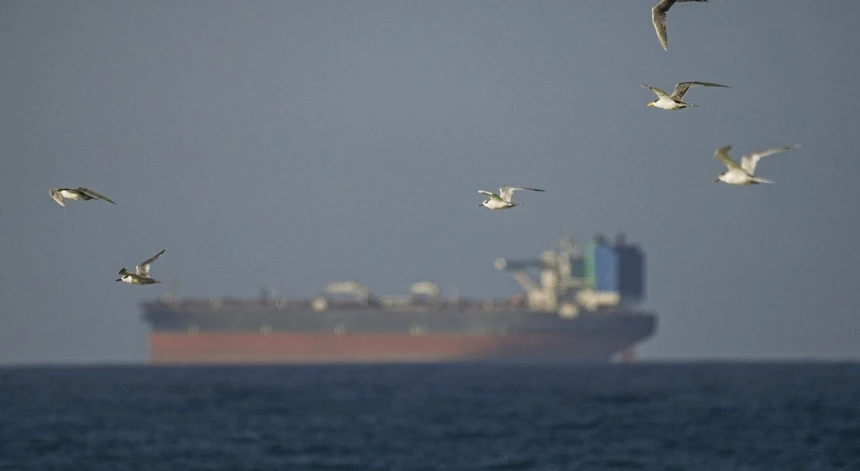 DOIS NAVIOS ATINGIDOS NO ESTREITO DE ORMUZ EM NOVA ESCALADA DE TENSÃO, SEM REGISTO DE VÍTIMAS