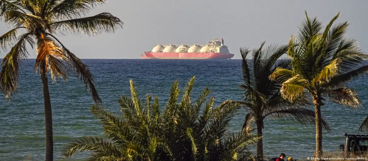 IRÃO VOLTA A FECHAR O ESTREITO DE ORMUZ APÓS ACUSAR EUA DE VIOLAR CESSAR-FOGO