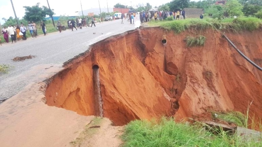 Trânsito na N1 interrompido na entrada de Pemba devido a cratera