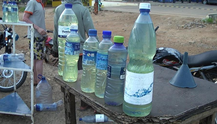 PREÇO DO COMBUSTÍVEL DISPARA NO MERCADO PARALELO EM CHIMOIO EM MEIO À ESCASSEZ NAS BOMBAS