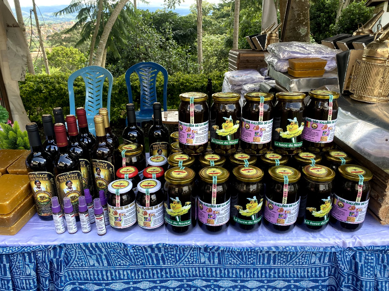 Miel produit par les abeilles à partir du nectar des fleurs.