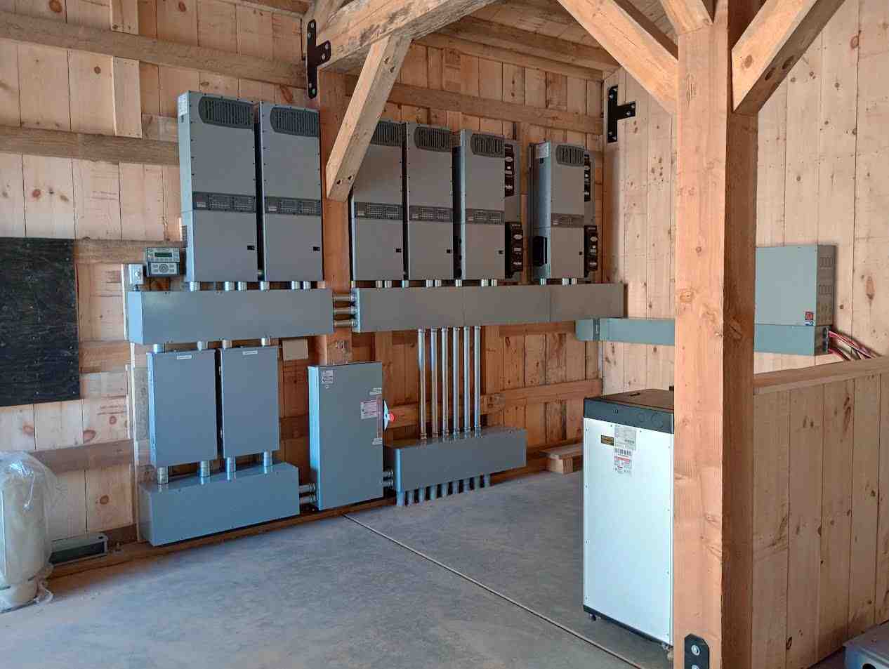 Large-scale commercial solar installation with battery storage system on industrial building rooftop - commercial solar battery installation Large-scale commercial solar installation with battery storage system on industrial building rooftop - commercial solar battery installation