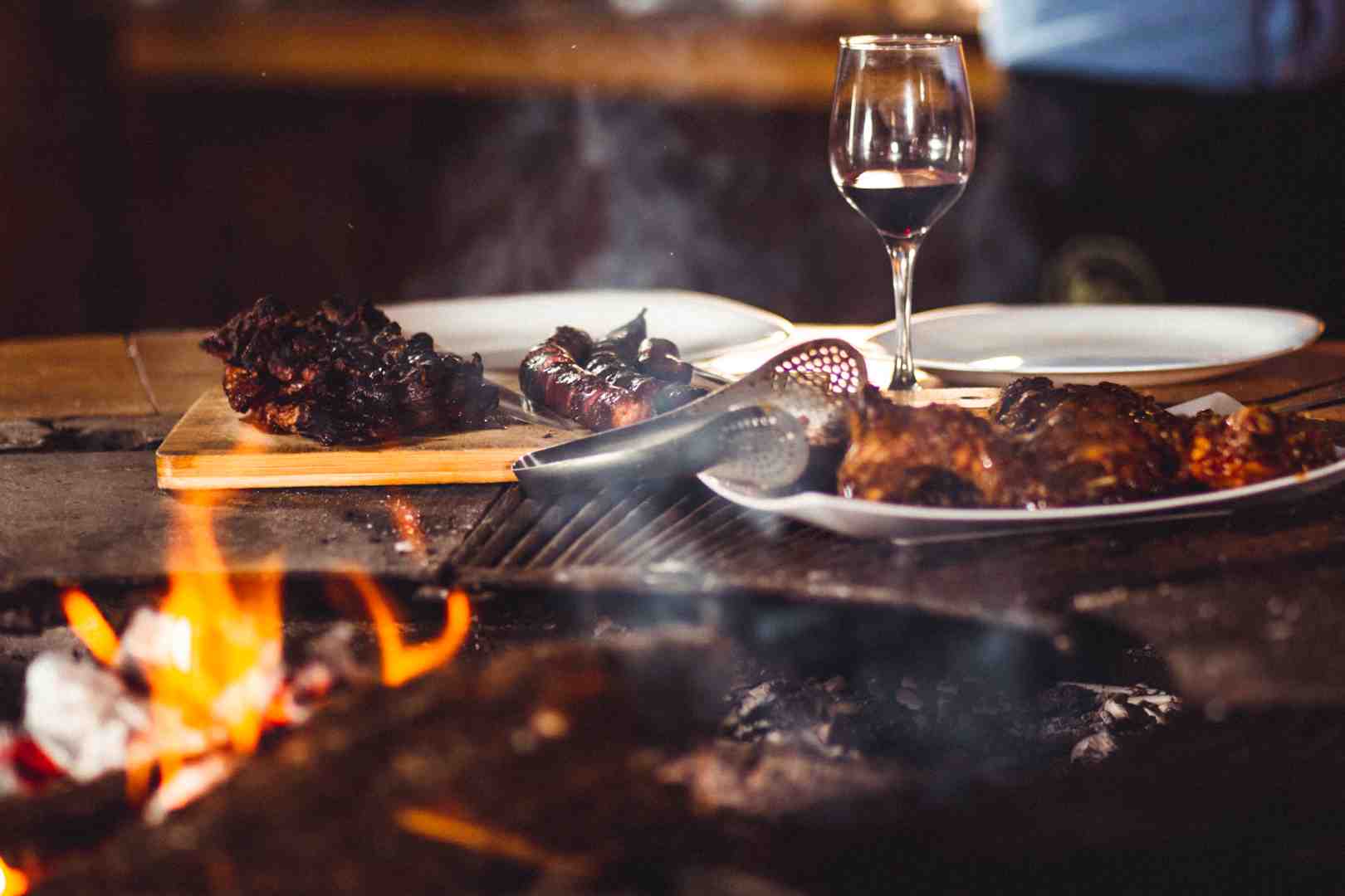 busy BBQ dining room - barbecue near me