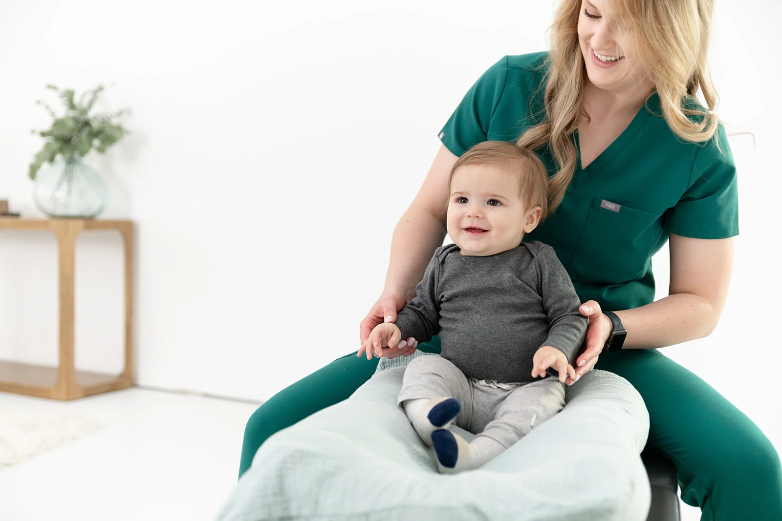 child transitioning from crawling to cross-legged floor play