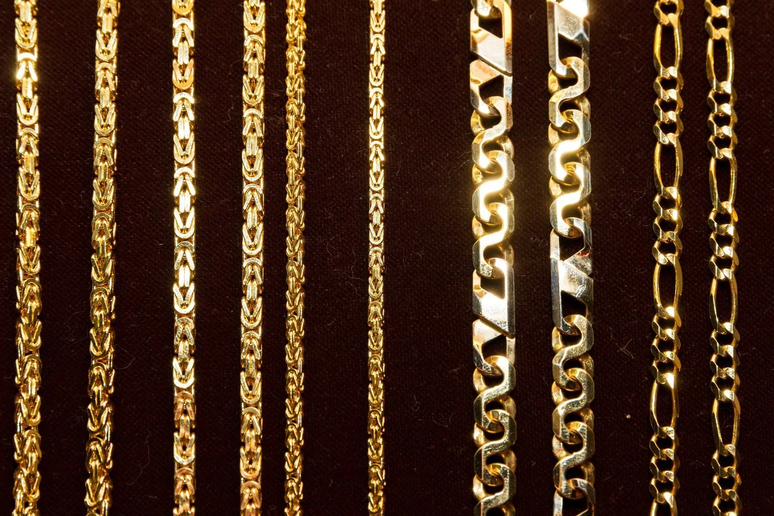 Customer using a smartphone for a virtual gold chain consultation and digital preview