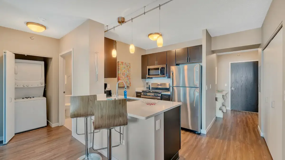 luxury kitchen with modern decor in a Chicago furnished apartment - chicago furnished housing