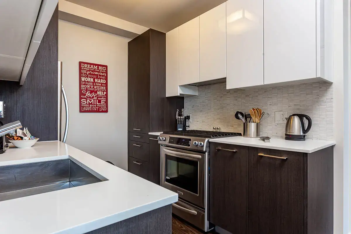 modern fully equipped kitchen in a downtown suite - chicago furnished corporate apartments