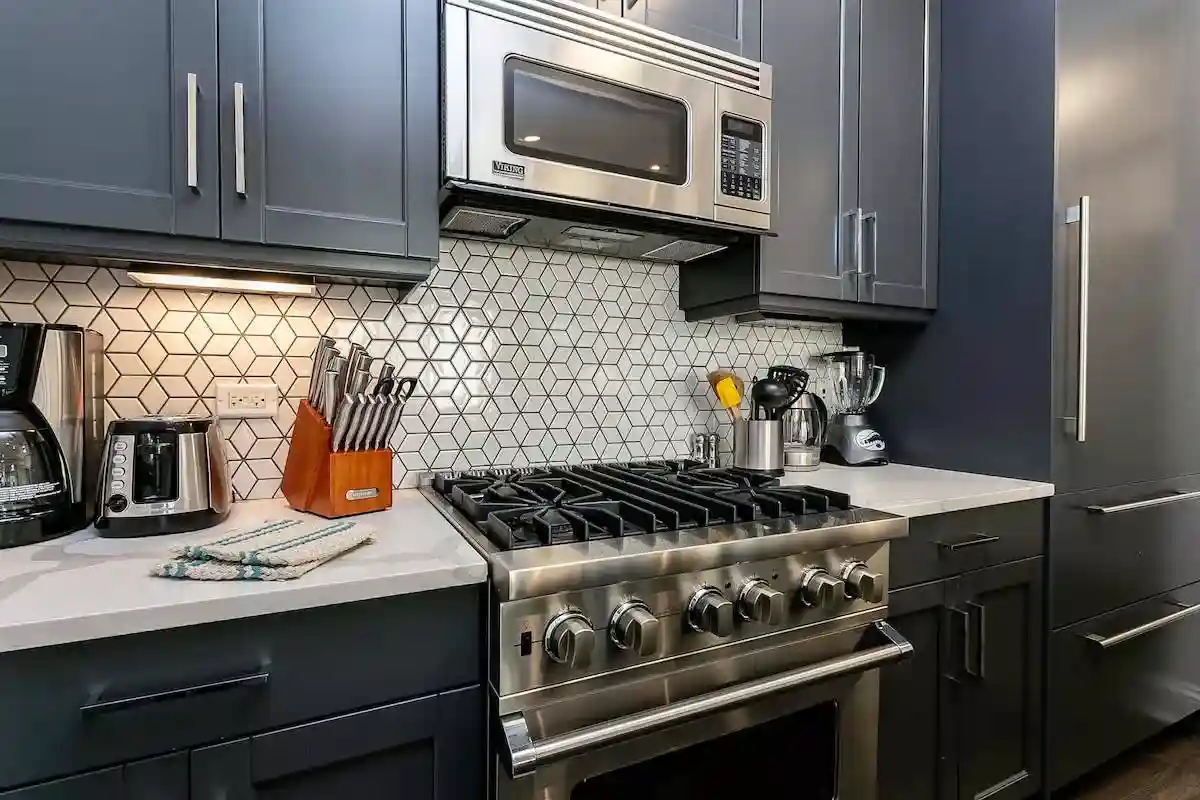 Modern, fully equipped kitchen - Extended stay furnished Chicago Modern, fully equipped kitchen - Extended stay furnished Chicago