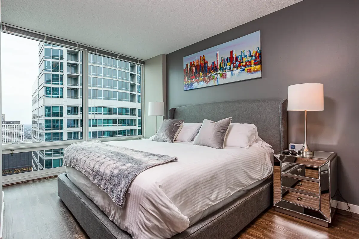 luxury high-rise apartment living in downtown Chicago River North luxury high-rise apartment living in downtown Chicago River North