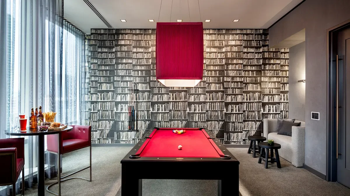 Rooftop pool with views of the Chicago skyline in River North - river north furnished housing