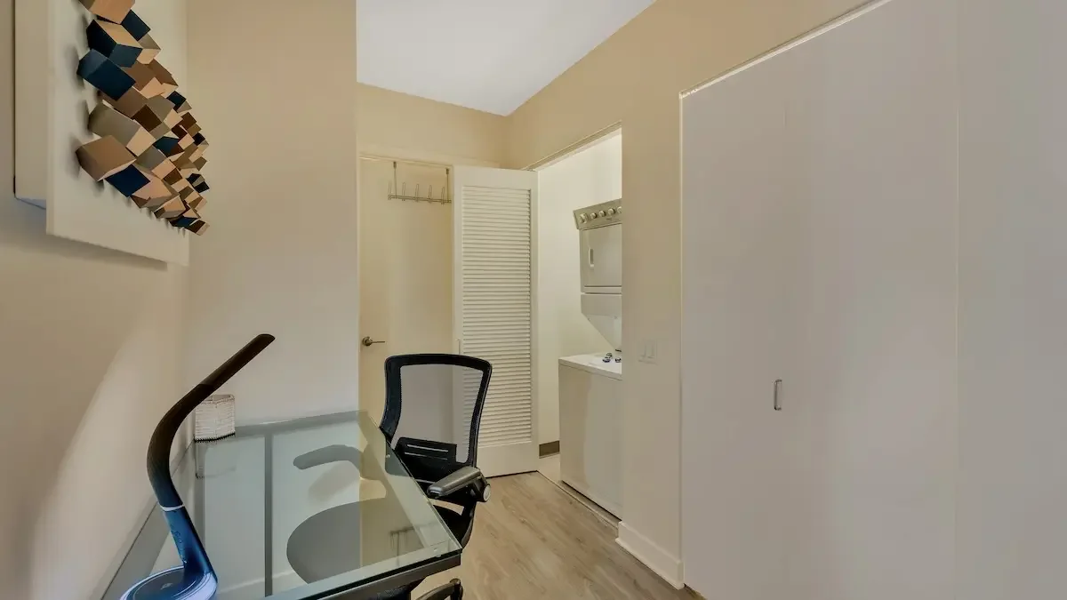 Executive home office with high-speed WiFi and natural light in Chicago - Temporary housing for executives