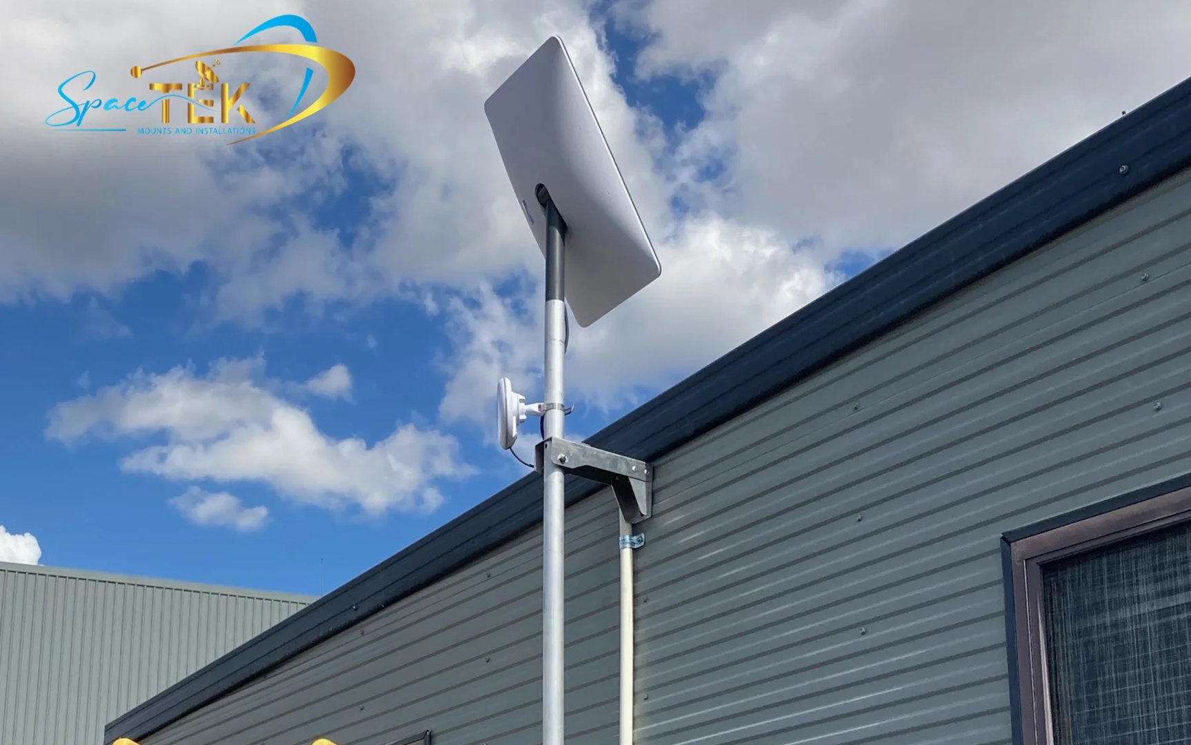 Starlink dish securely mounted in a windy Australian landscape - Heavy duty mount