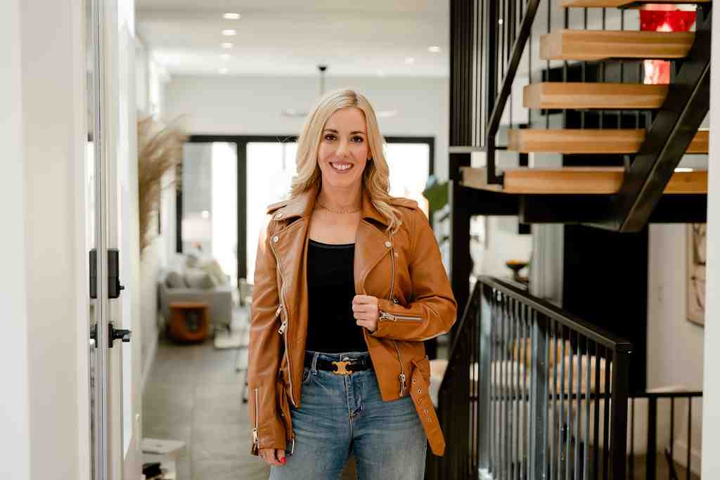 two people having a professional, friendly conversation over coffee, suggesting an agent interview - Park Hill real estate agent two people having a professional, friendly conversation over coffee, suggesting an agent interview - Park Hill real estate agent