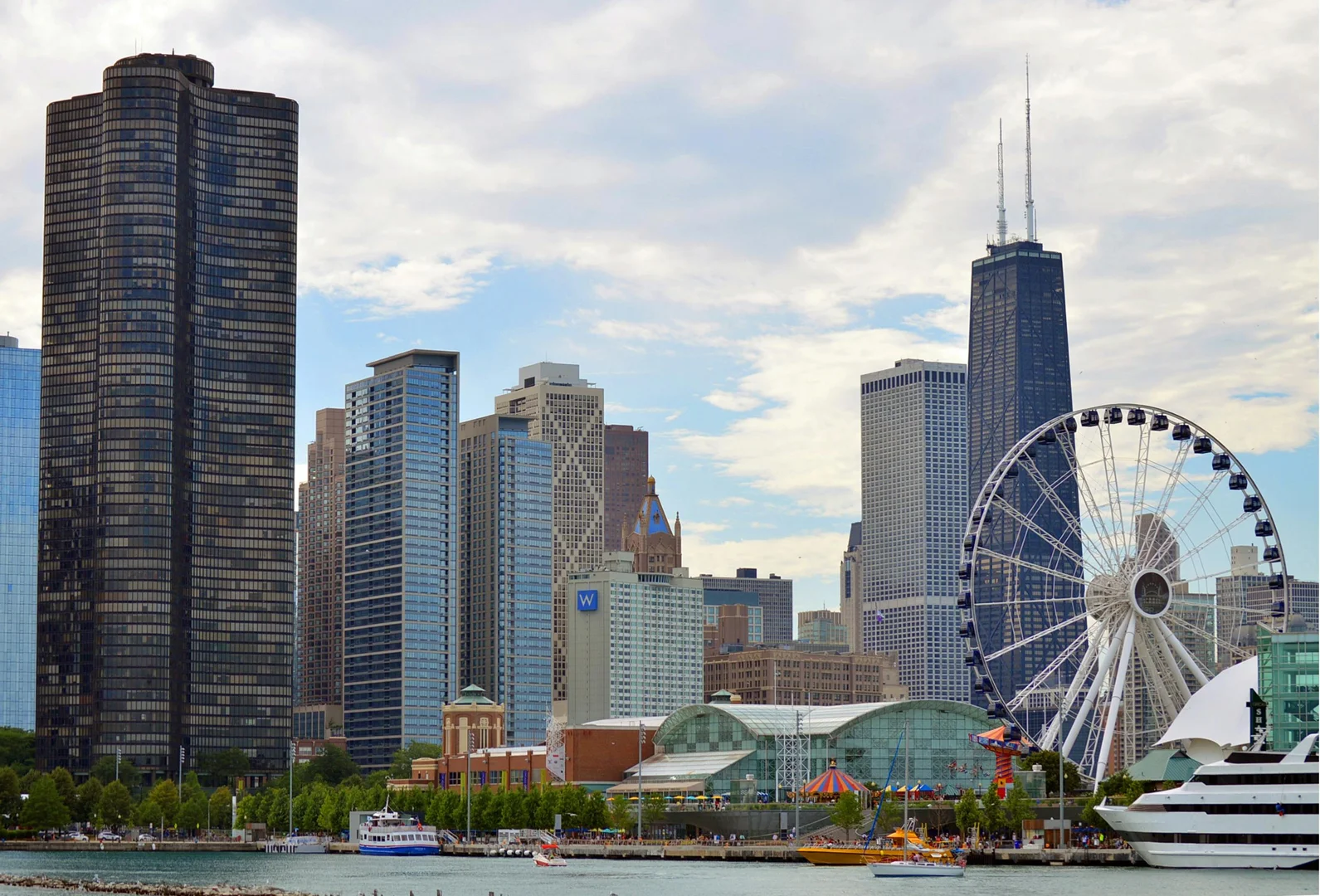 Chicago skyline, university housing; photo credit: Pixaby 