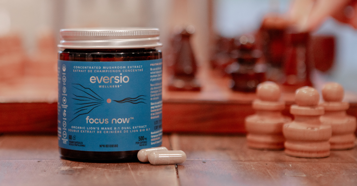 Eversio "Focus Now" Lion's Mane capsules and jar with chess pieces, highlighting energy boosting mushrooms for mental clarity and focus. Eversio "Focus Now" Lion's Mane capsules and jar with chess pieces, highlighting energy boosting mushrooms for mental clarity and focus.