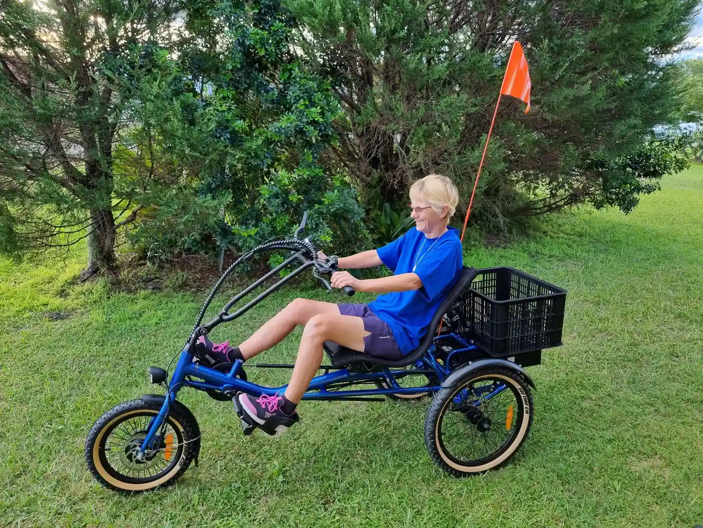 Sit-down semi-recumbent tricycle for Tania