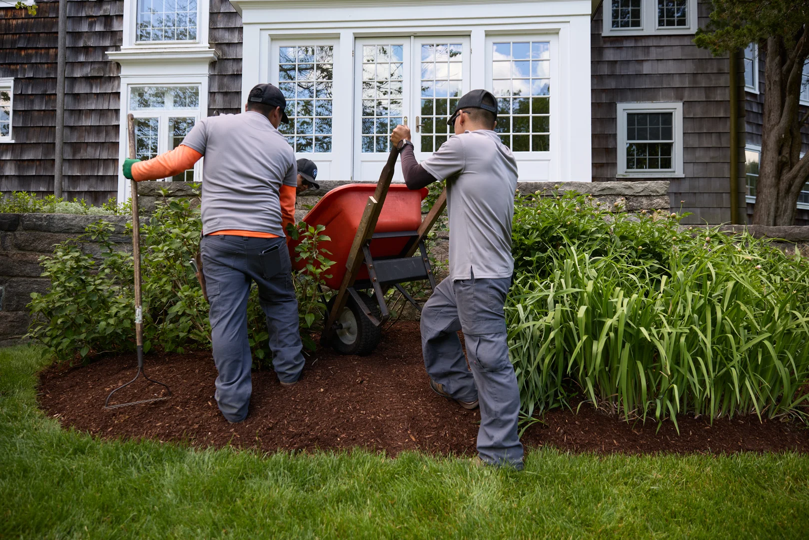 infographic showing mulch coverage: 1 cubic yard covers 162 sq ft at 2 inches, 108 sq ft at 3 inches, and 81 sq ft at 4