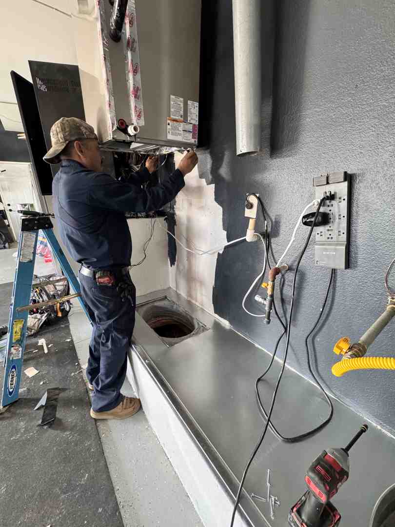 Infographic showing the top 5 warning signs of water heater failure: no hot water, pooling water or leaks at the base, loud rumbling or popping noises, rusty or discolored water, and rotten egg smell indicating gas leak or bacteria buildup - 24 hour water heater repair in thousand oaks, ca