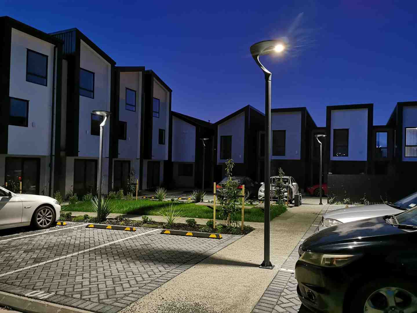 Basso Post Top Solar Light - are street lights solar powered