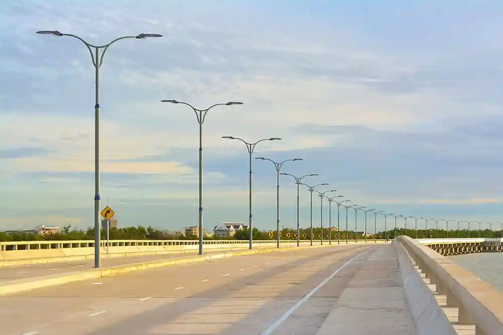 Vizona's sleek aluminium pole in a modern urban setting - sustainable outdoor lighting
