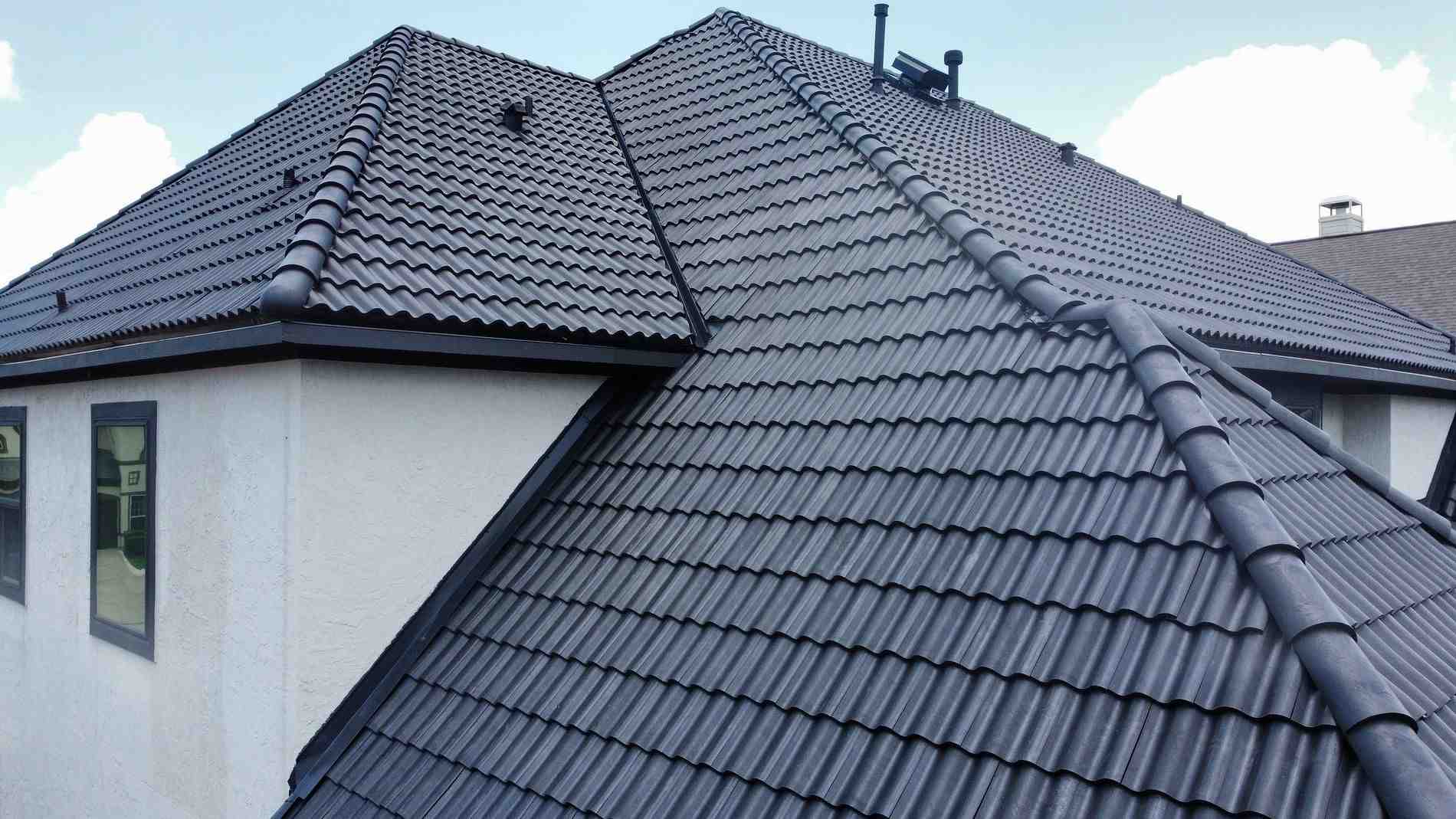 Roofer providing detailed estimate - best roofers in houston Roofer providing detailed estimate - best roofers in houston
