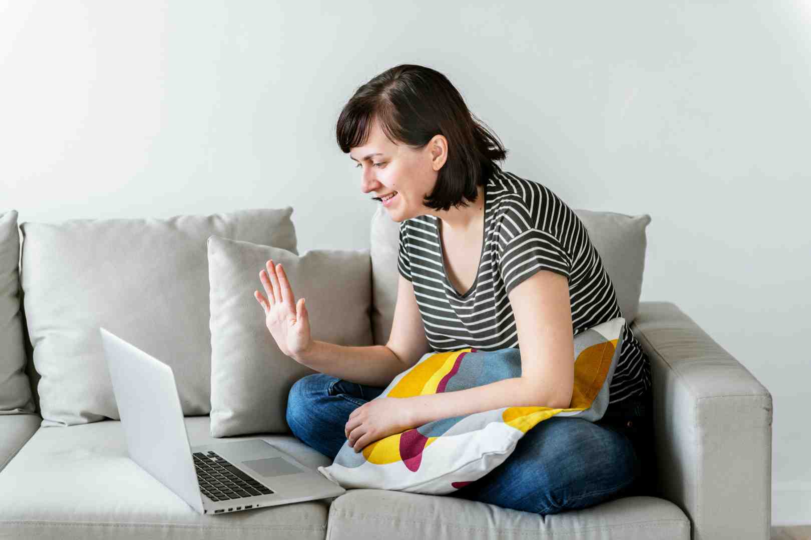 person searching for a therapist online - find a therapist online