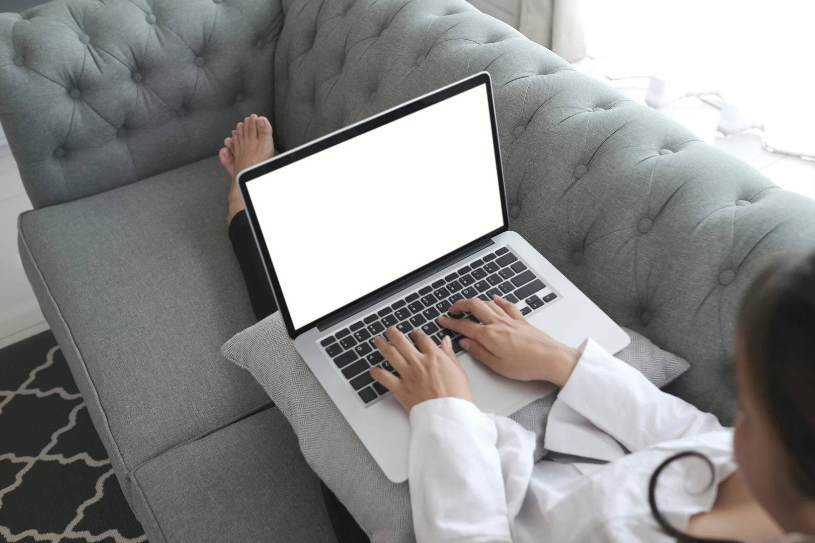 A laptop screen showing a search page for therapists with filters for language and specialty - Online therapy Madrid A laptop screen showing a search page for therapists with filters for language and specialty - Online therapy Madrid