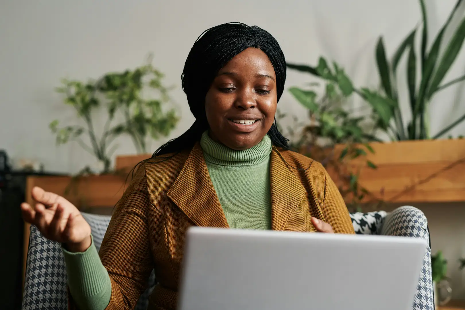 A person having an online therapy session on their laptop in a comfortable home setting - Therapy for Americans Living In Spain A person having an online therapy session on their laptop in a comfortable home setting - Therapy for Americans Living In Spain
