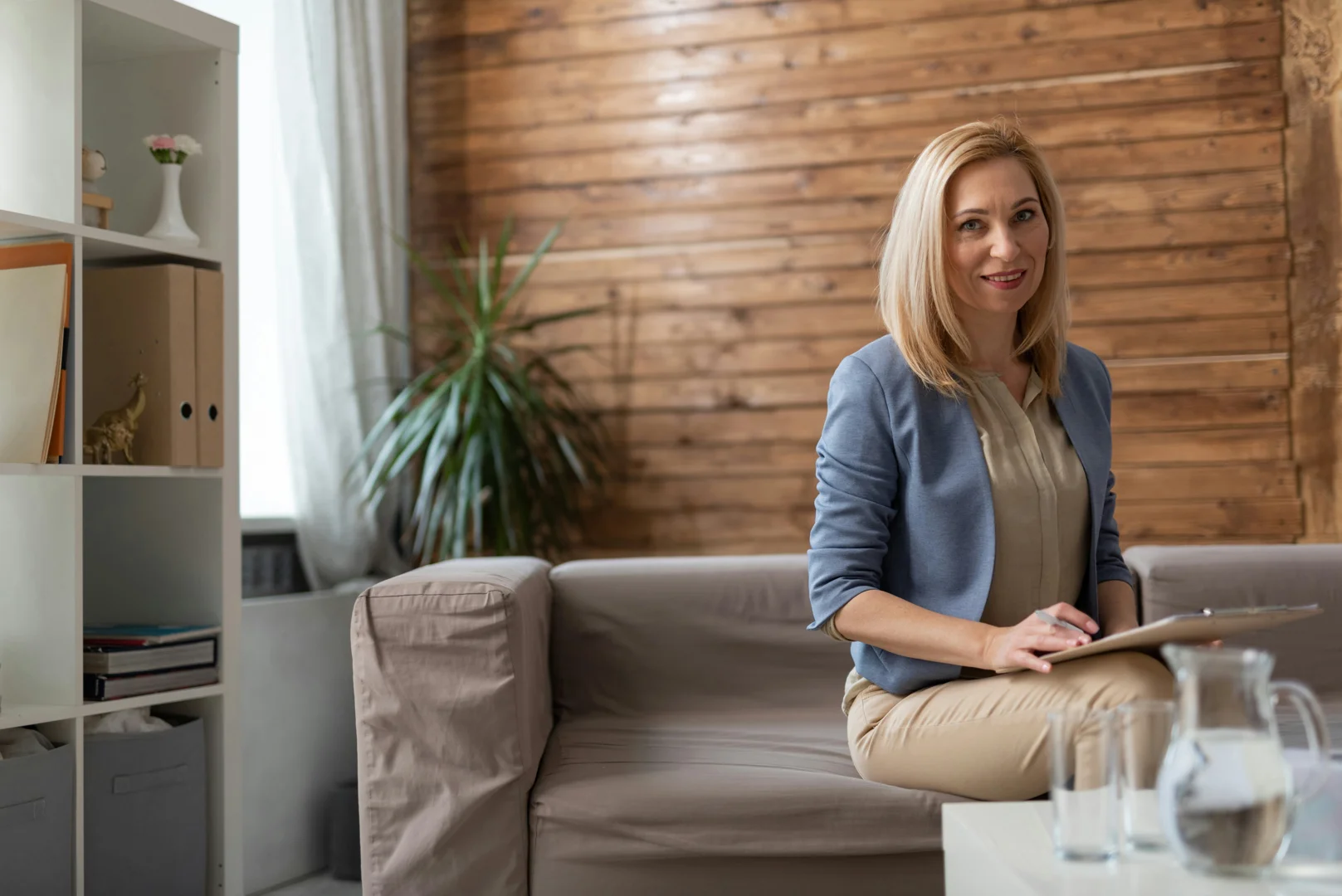 A warm, inviting therapy room with comfortable seating and soft lighting. - English therapy Madrid A warm, inviting therapy room with comfortable seating and soft lighting. - English therapy Madrid