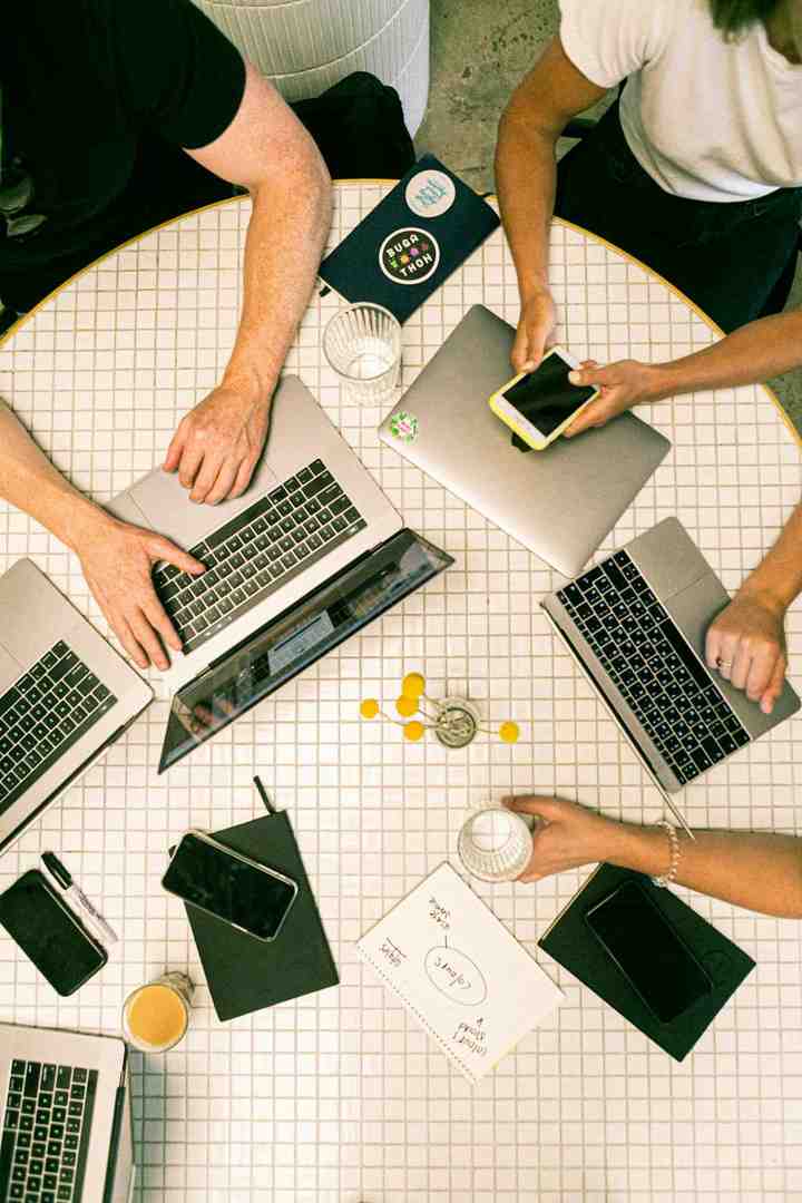 Link building is crucial for SEO success - seo strategy infographic 4_facts_emoji_light-gradient