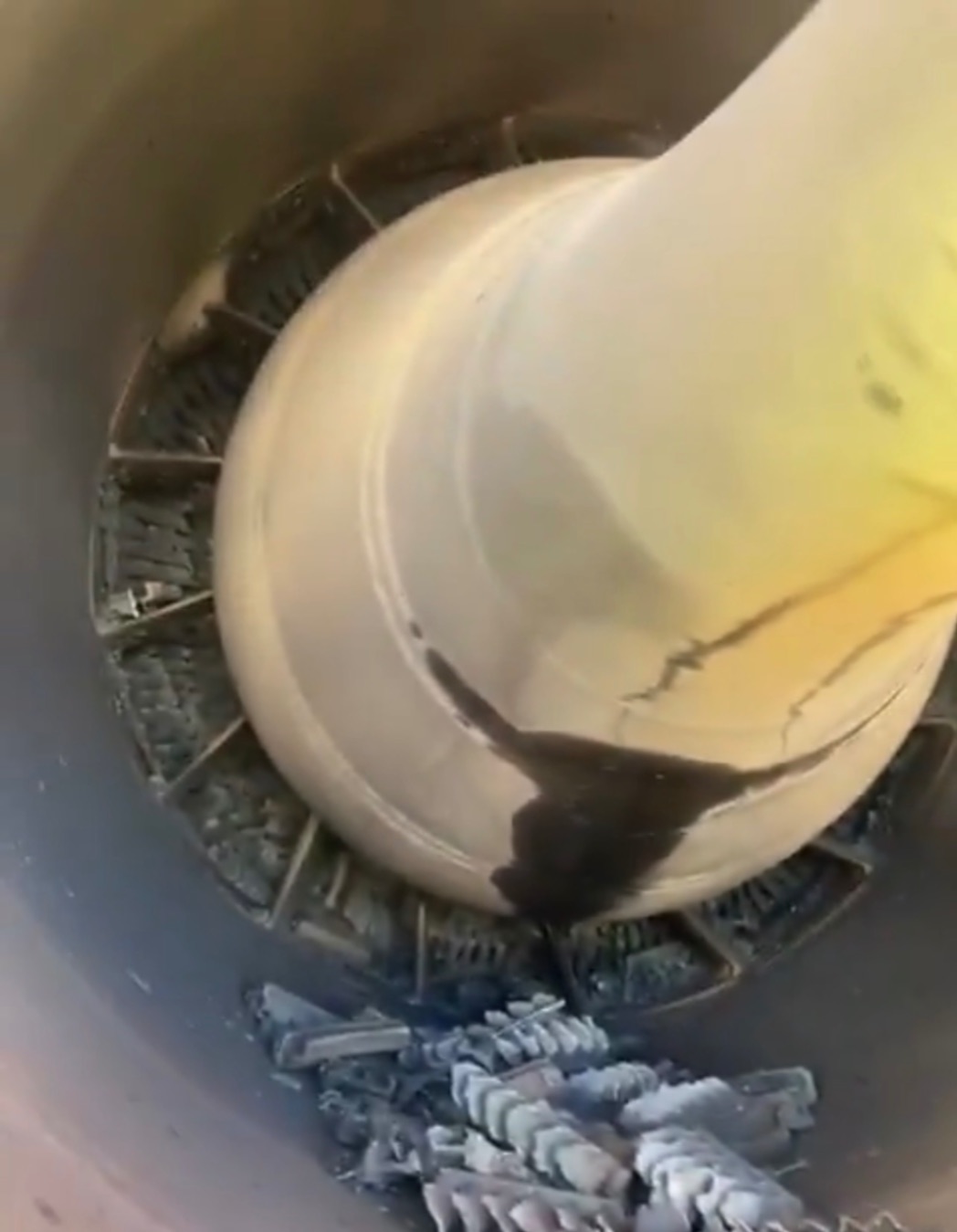 Easyjet Uçağında İniş Öncesi Korkutan Motor Arızası: Alev Alan Motor Kapatıldı