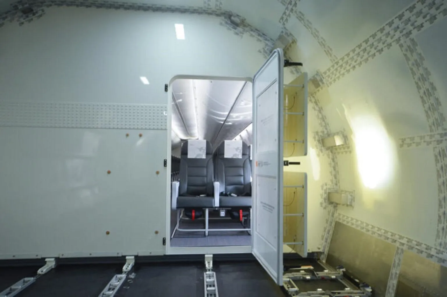 Dünyanın İlk Boeing 737-800 Combi Yolcu-Kargo Uçağı Hizmete Girdi