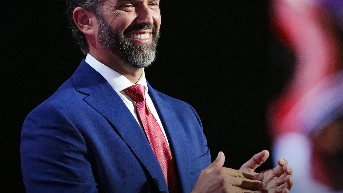 Donald Trump Jr.'a Phoenix'te Southwest Uçuşu Öncesi Tarmac'ta Özel SUV Eskortu