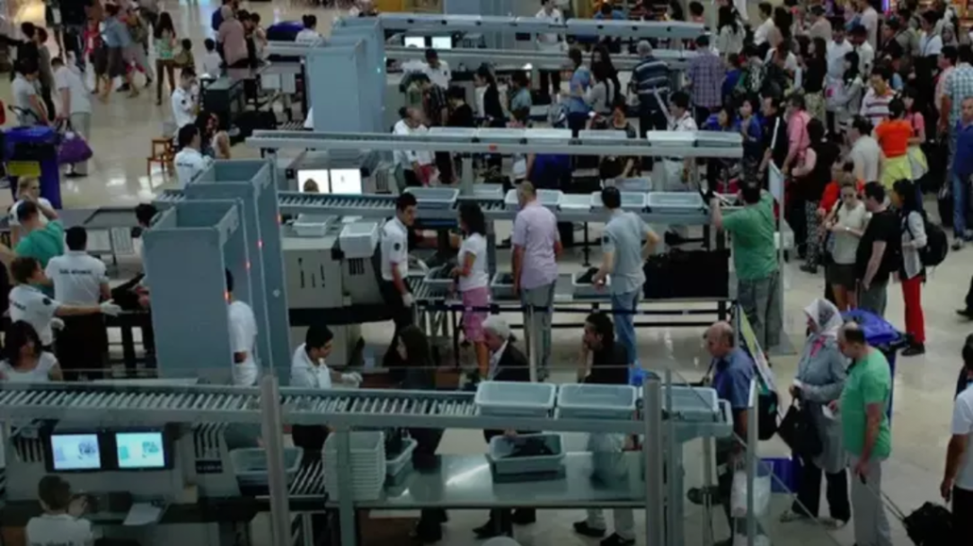 POLNET Arızası Sabiha Gökçen'de Pasaport Kontrollerini Durdurdu