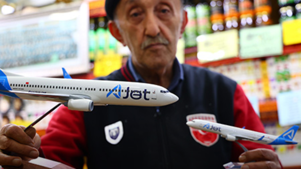 AJet'ten 60 Yıllık Gökyüzü Tutkusuna Duygusal Jest: Koleksiyoner Demirbaş'a Sürpriz Hediyeler