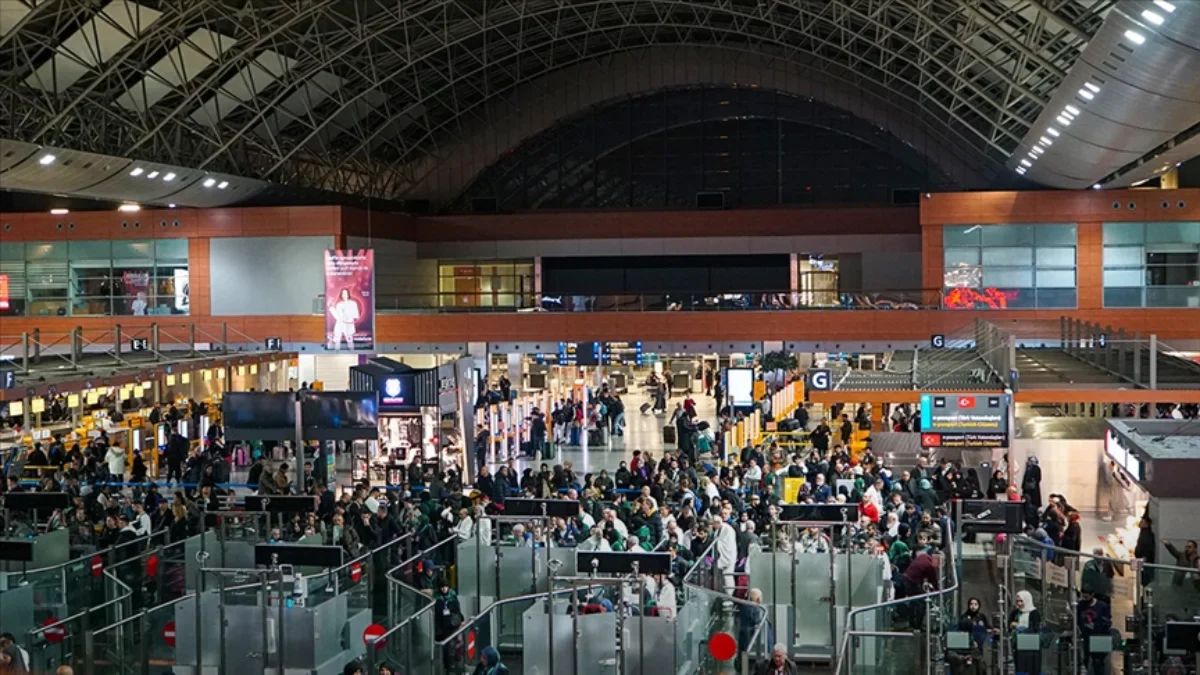 Sabiha Gökçen'de Pasaport Kontrol Sistemi Kriz Anı: Teknik Arıza Hızla Giderildi