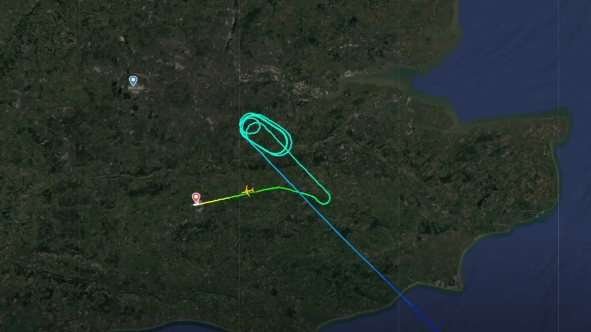 Heathrow'da Drone Alarmı: Uçuşlar Durdu, Yolcular Uçakta Bekledi