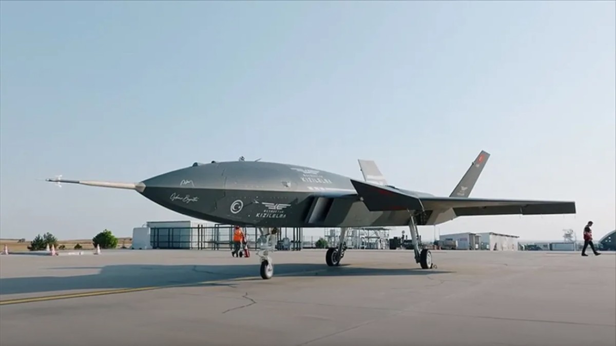 Seri Üretim Bayraktar KIZILELMA Gökyüzünde: Türkiye'nin İlk İnsansız Savaş Uçağı Yükseldi - Baykar Teknoloji Haberi