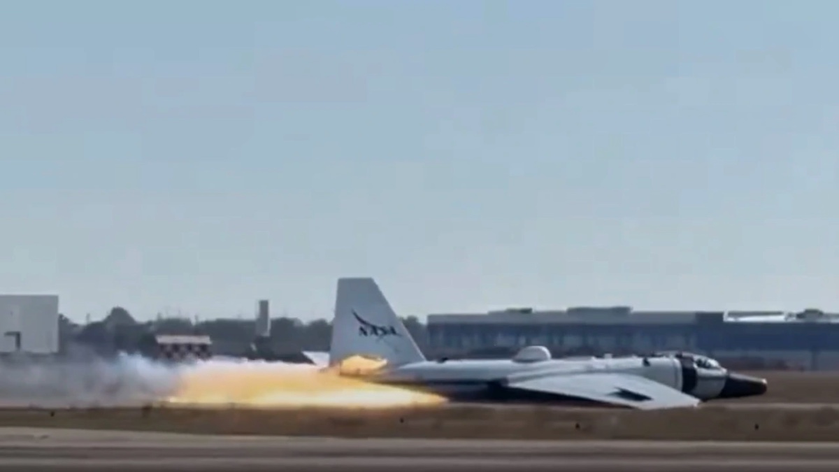 NASA'nın WB-57'si İniş Takımları Kapalı İndi: Houston'da Gergin Anlar - Global Uzay Görevleri Haberi