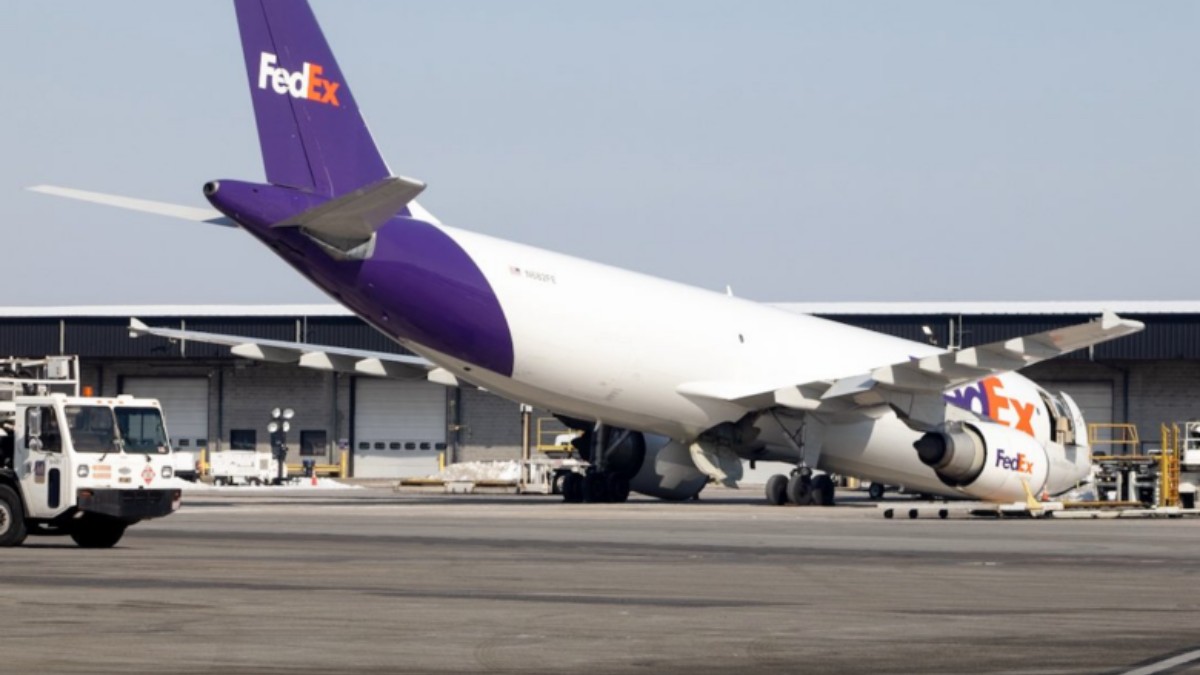FedEx Kargo Uçağı Bakım Sırasında Burun İniş Takımı Katlanarak Yere Çakıldı - Global Kargo Haberi