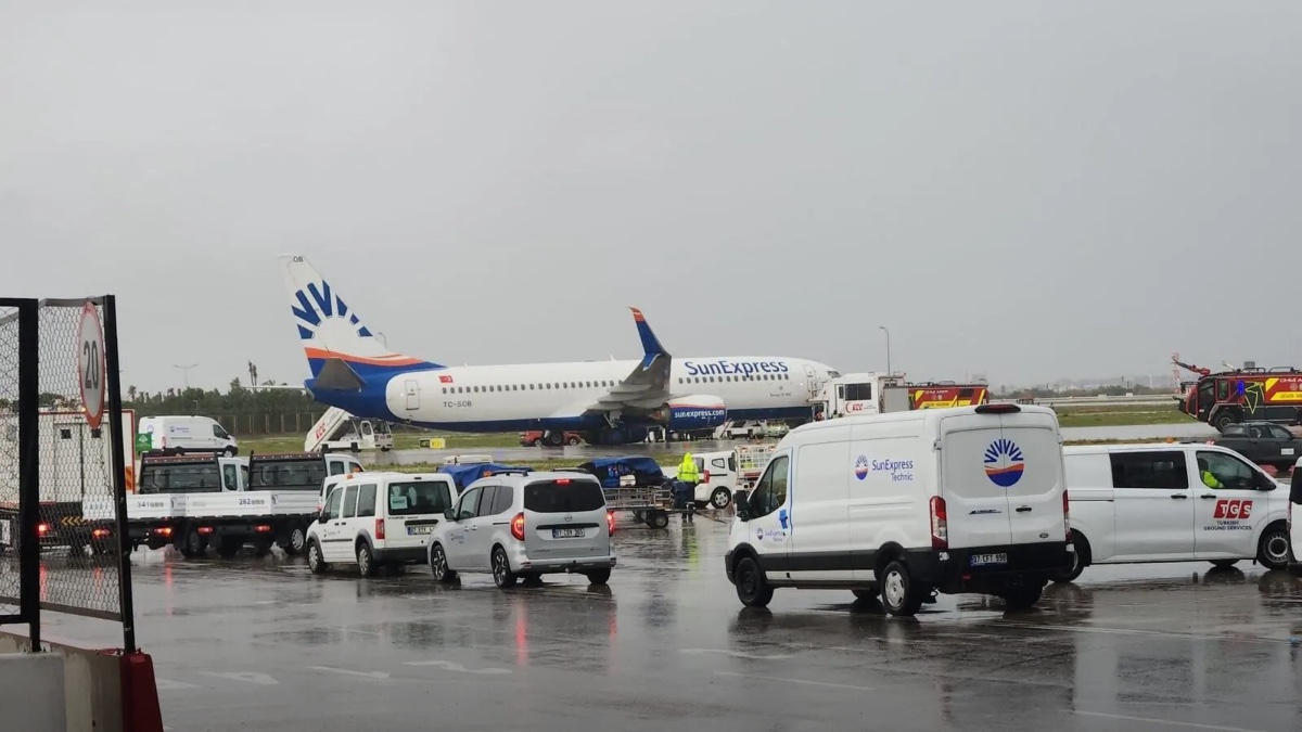 Antalya Havalimanı'nda Faciadan Dönüldü! Sunexpress'e Ait Uçağın İniş Takımları Kırıldı, Kanat Delindi! - SunExpress Haberi