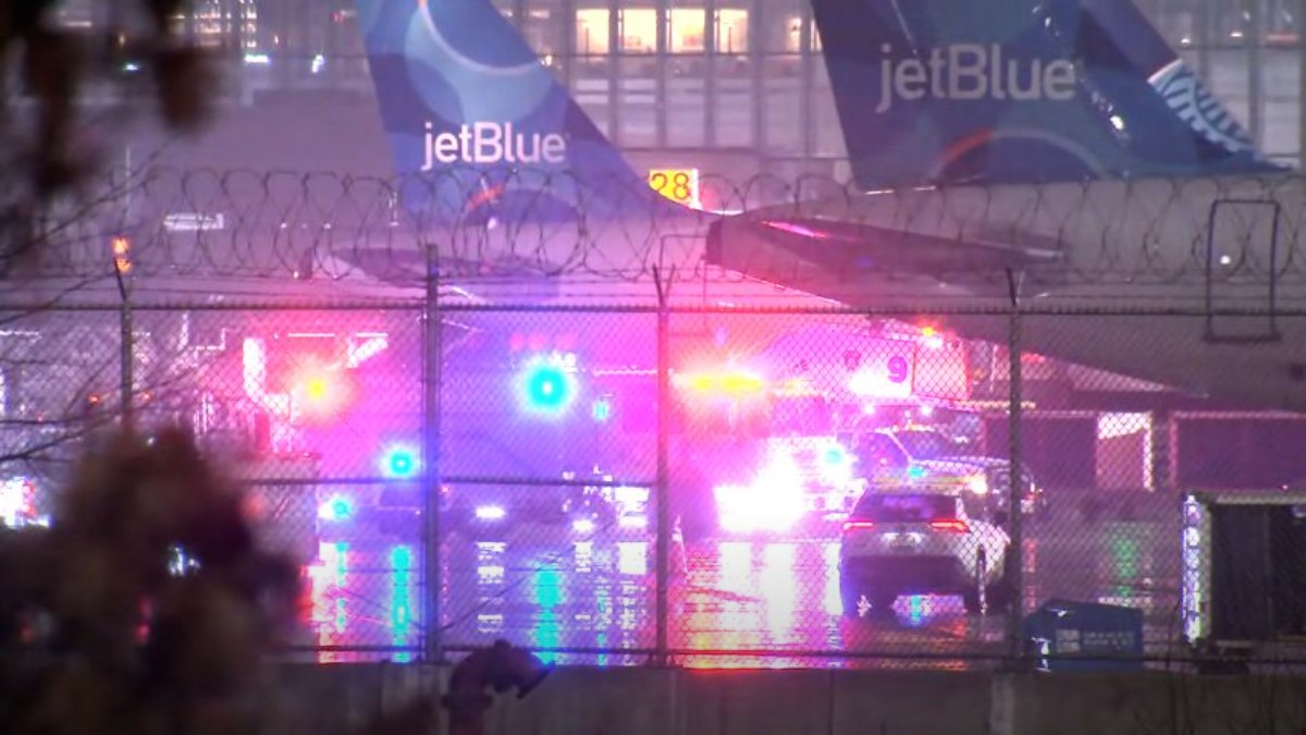 JetBlue Uçağına Kabin Dumanı ve Motor Arızası: Newark'ta Acil Dönüş! - Amerika Haberi